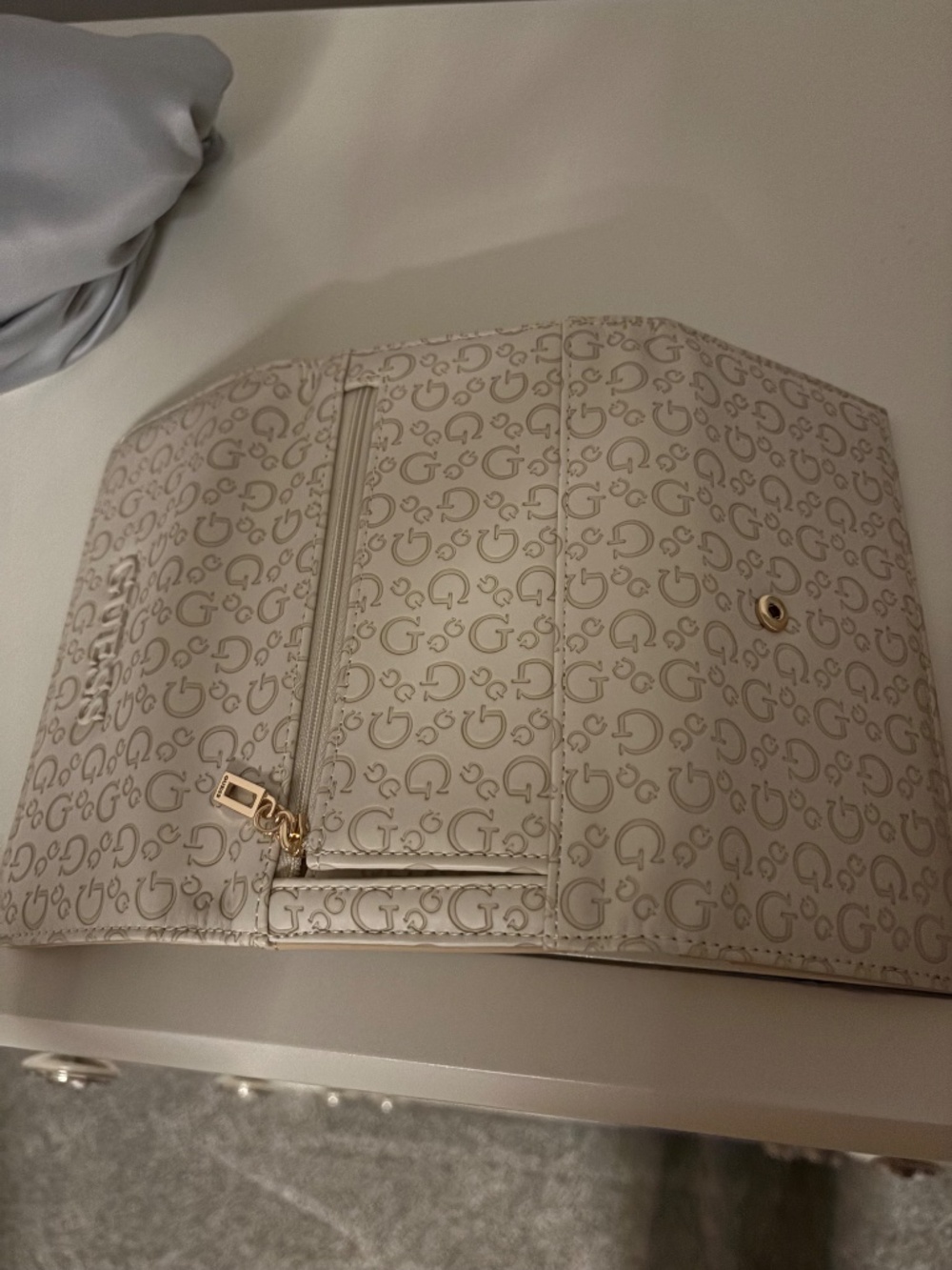 Guess sachel purse - Picture 6 of 6